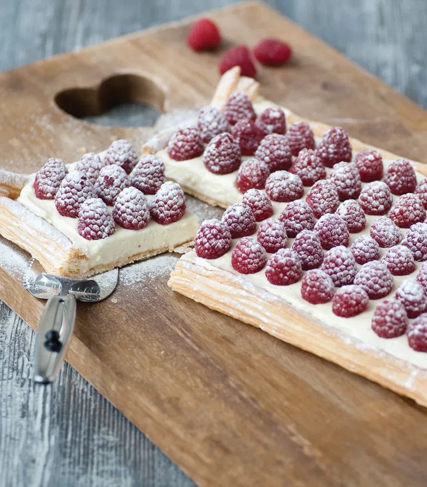 Blätterteigschnitte mit Himbeeren