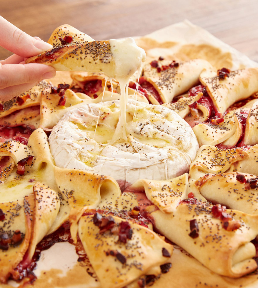Camembert-Preiselbeerstern mit Speck