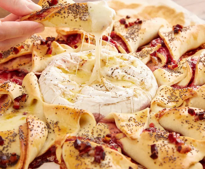 Camembert-Preiselbeerstern mit Speck