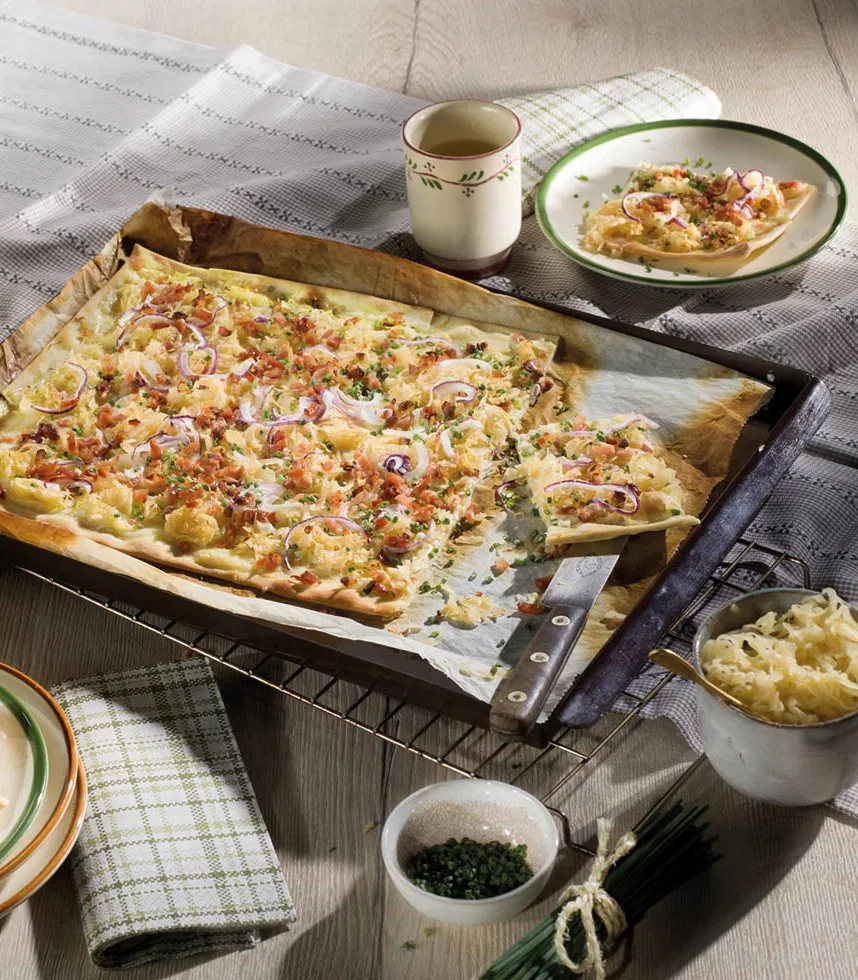 Flammkuchen mit Sauerkraut und Speck