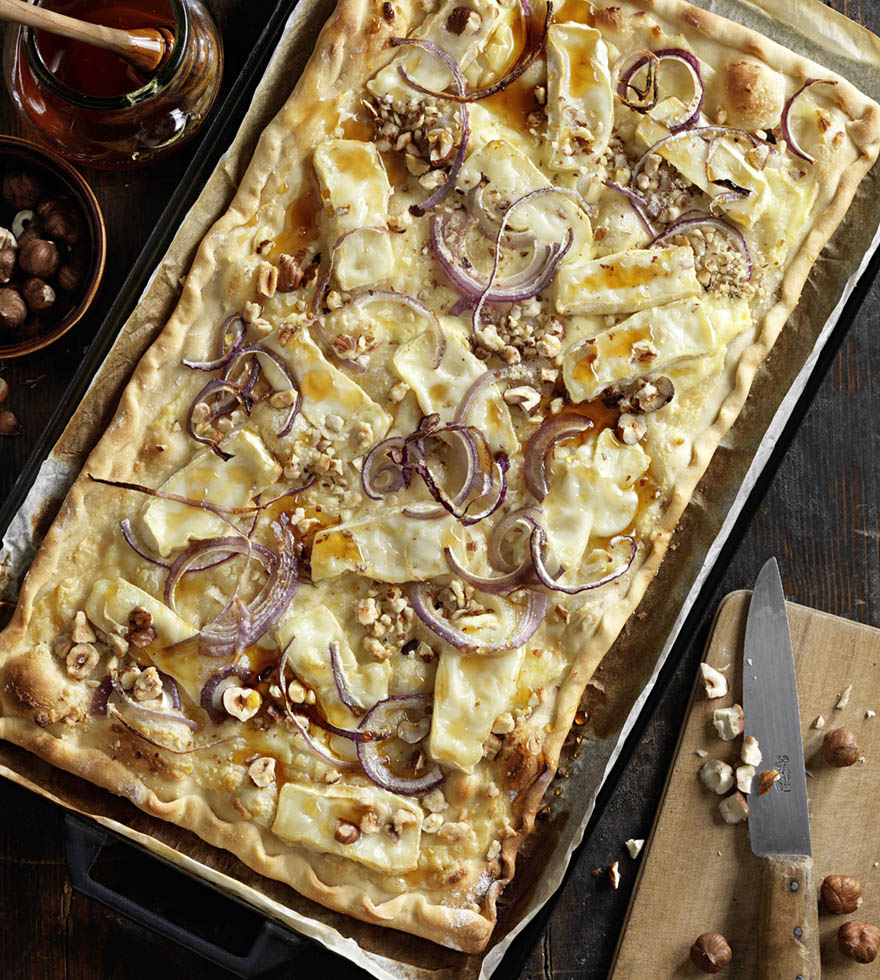 Flammkuchen mit Ziegenkäse, Haselnüssen und Honig