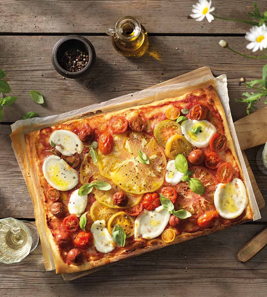 Pizza mit bunten Tomaten und Mozzarella