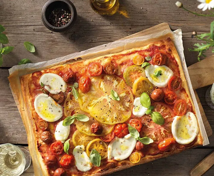 Pizza mit bunten Tomaten und Mozzarella