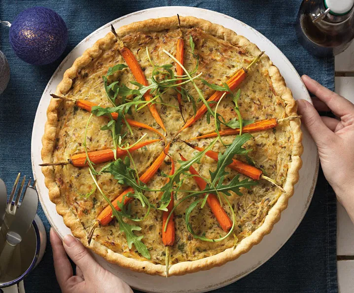 Vegane Zwiebelquiche mit Seidentofu und Karotten