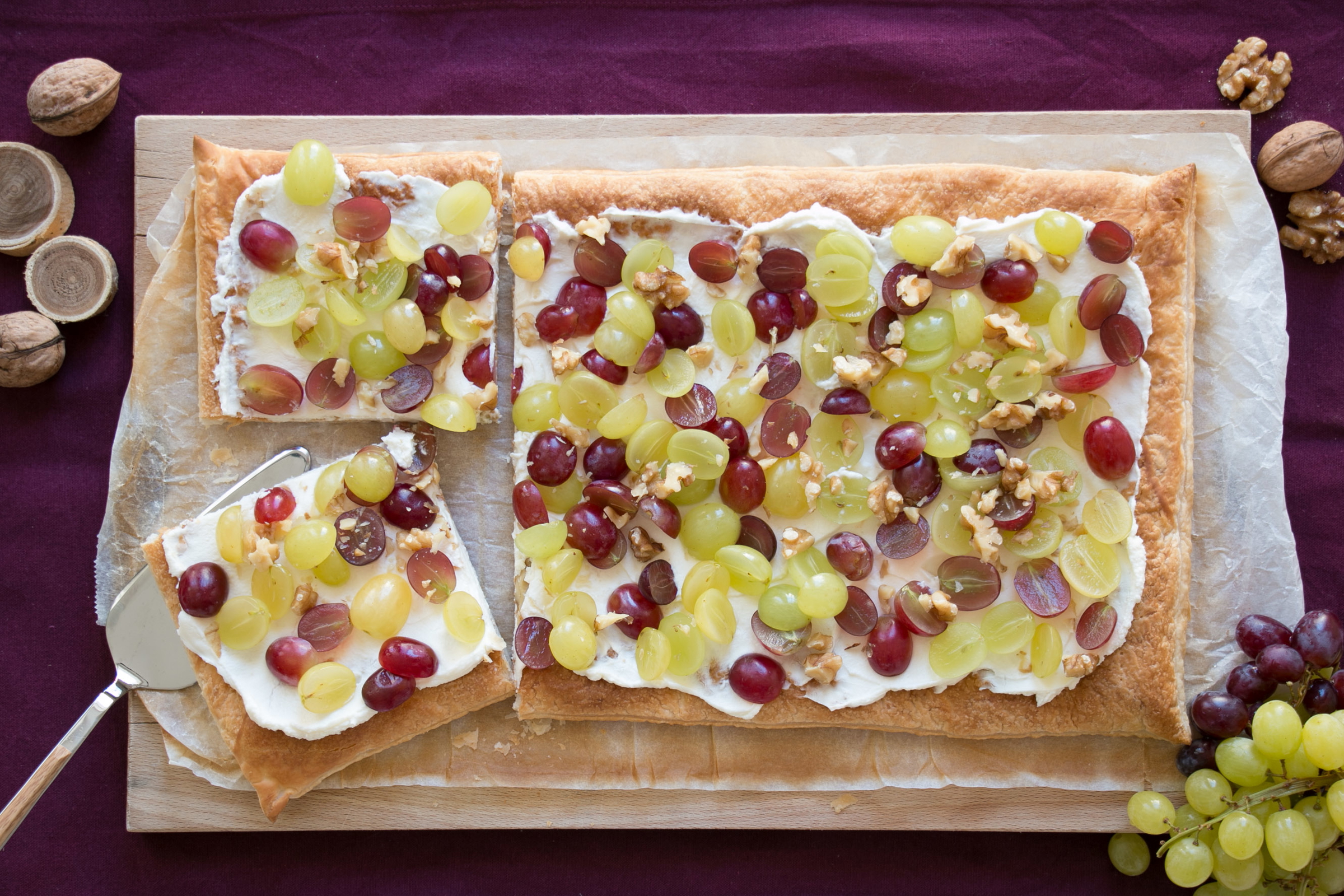 Knusprige Blätterteig-Trauben-Schnitte