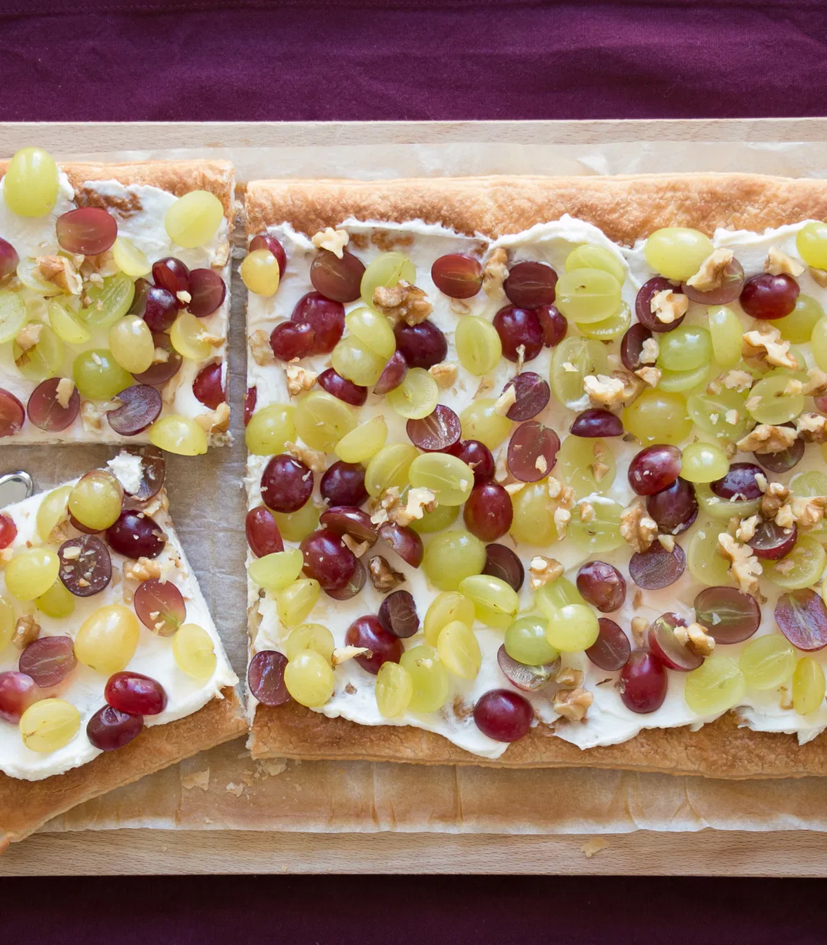 Knusprige Blätterteig-Trauben-Schnitte