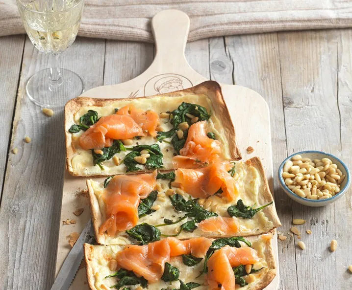 Flammkuchen mit Räucherlachs & Spinat