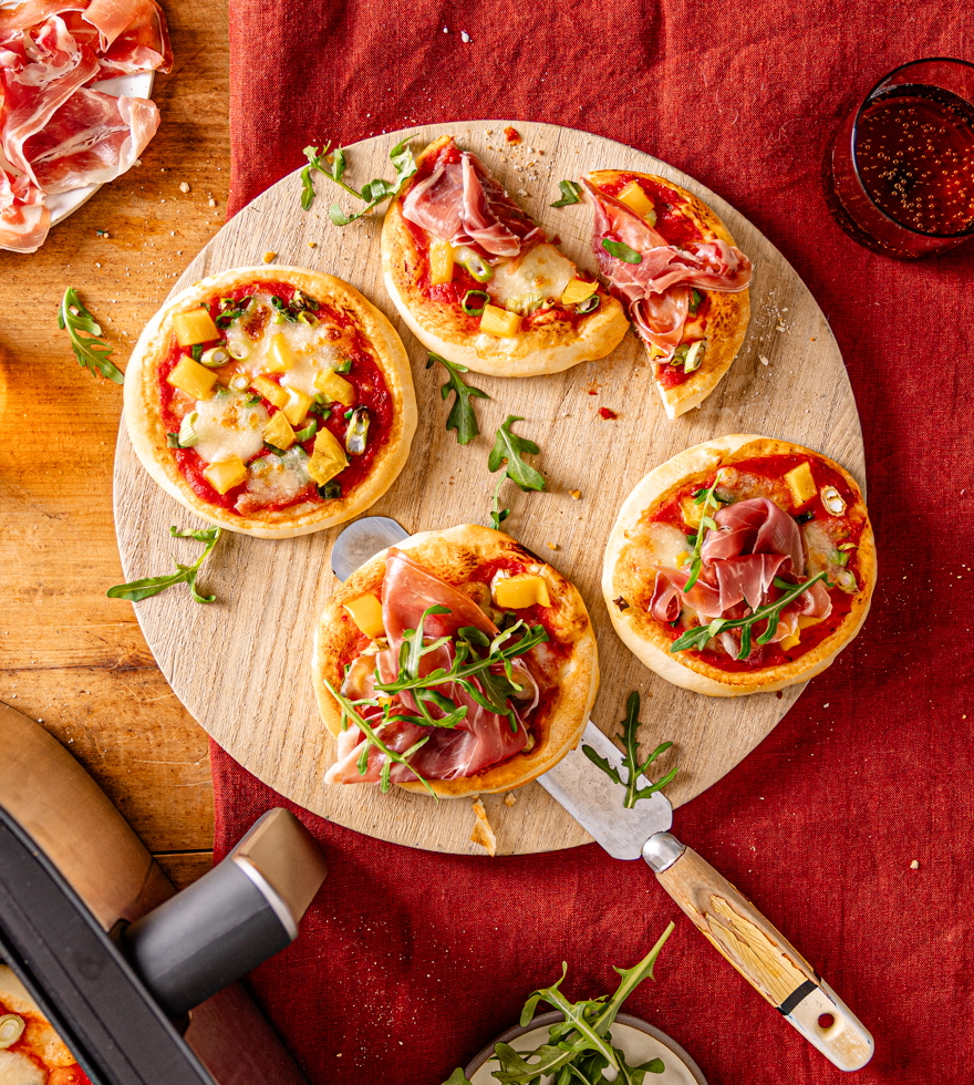 Mini pizzák zöldségekkel és prosciuttóval
