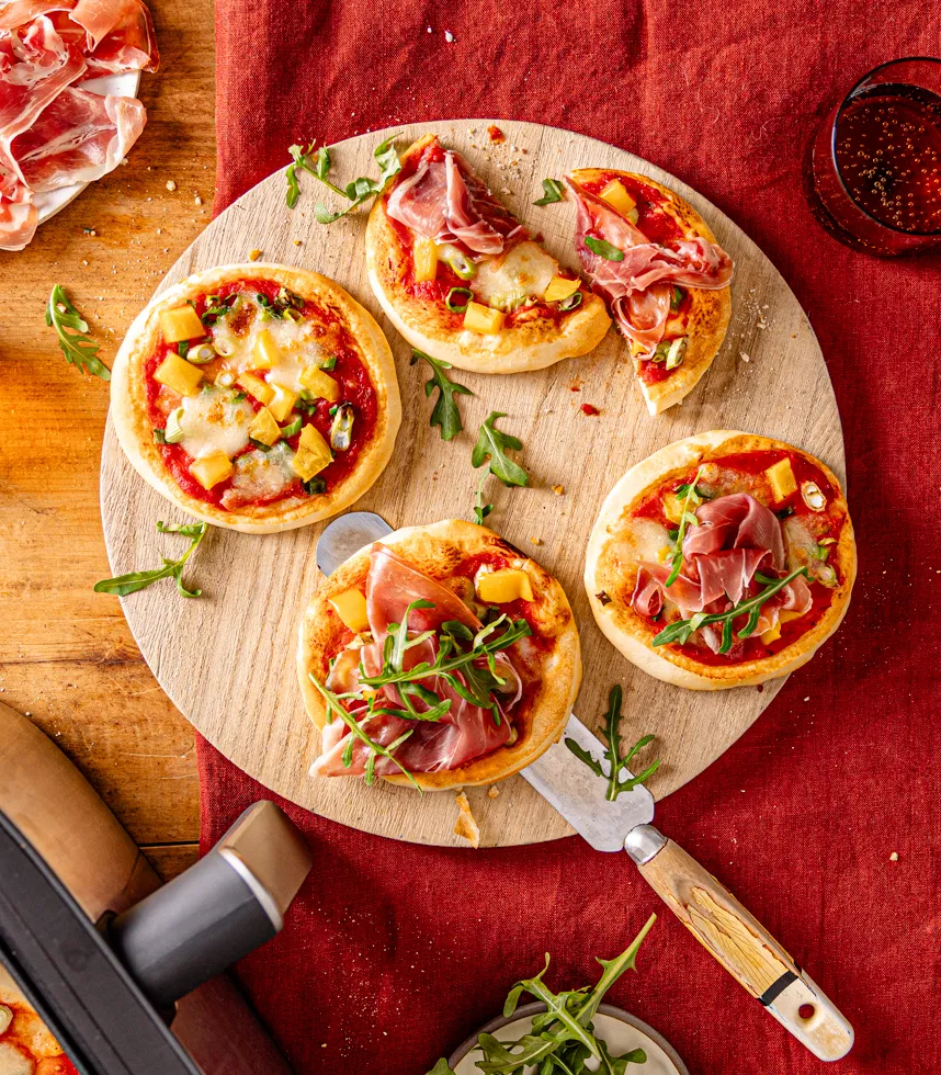 Mini pizzák zöldségekkel és prosciuttóval