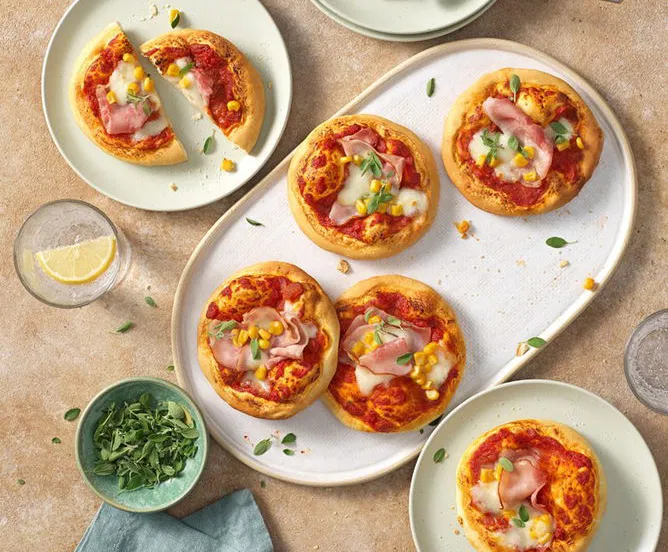 Sonkás-kukoricás mini pizzák