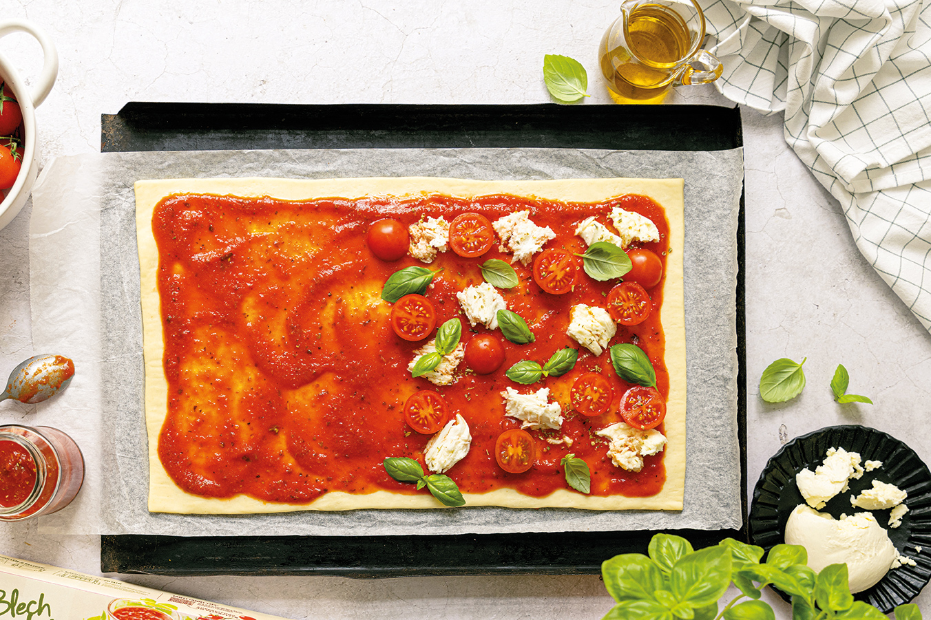 Tante Fanny Vers Pizza-Kit deeg met tomatensaus en half belegd