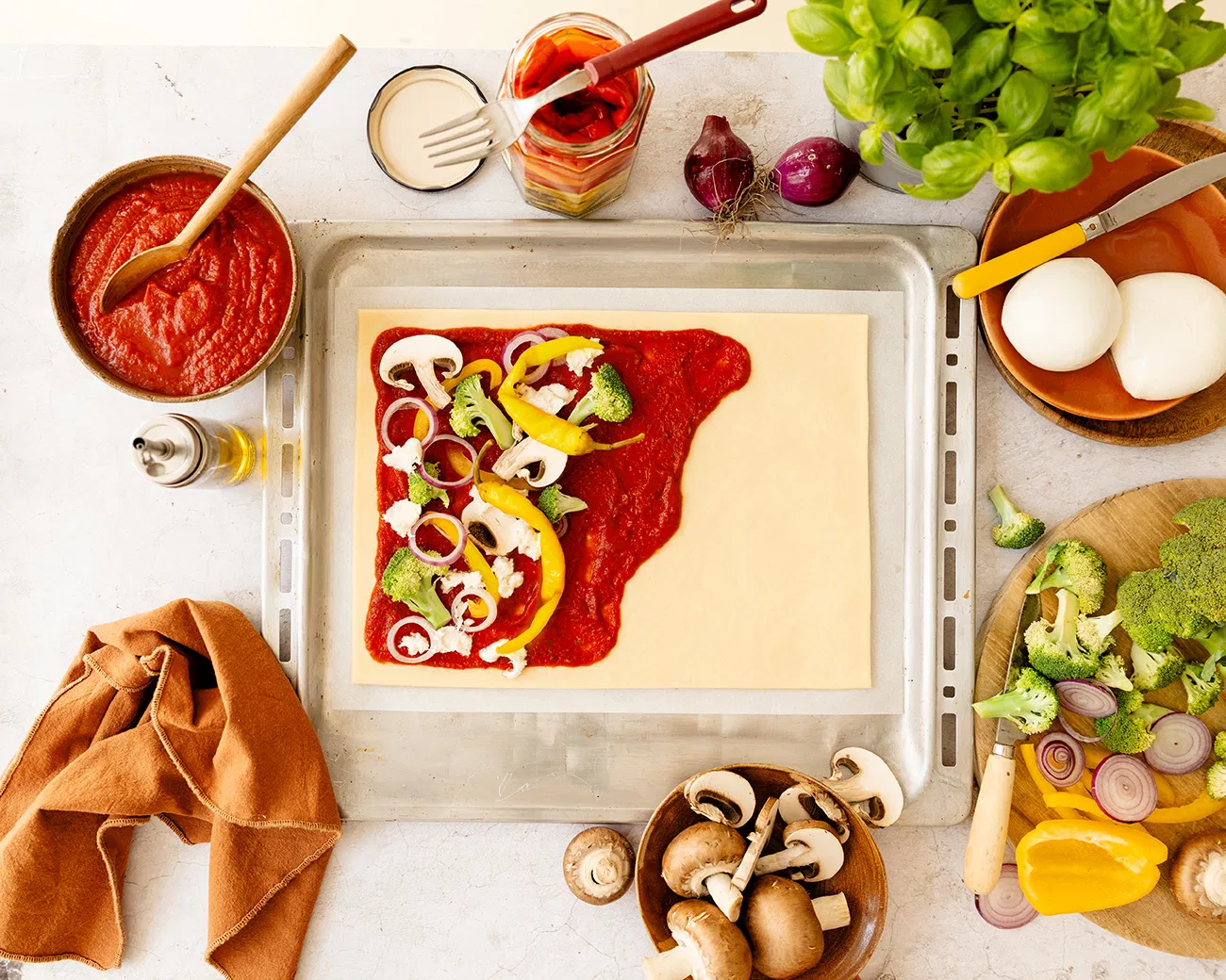 Tante Fanny Vers Pizzadeeg met tomatensaus en groenten