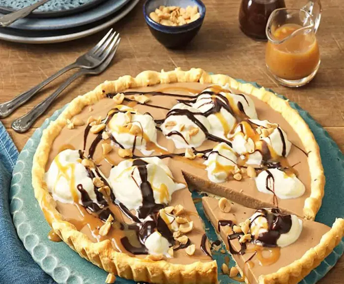 pindakaastaart met chocolade en karamelsaus