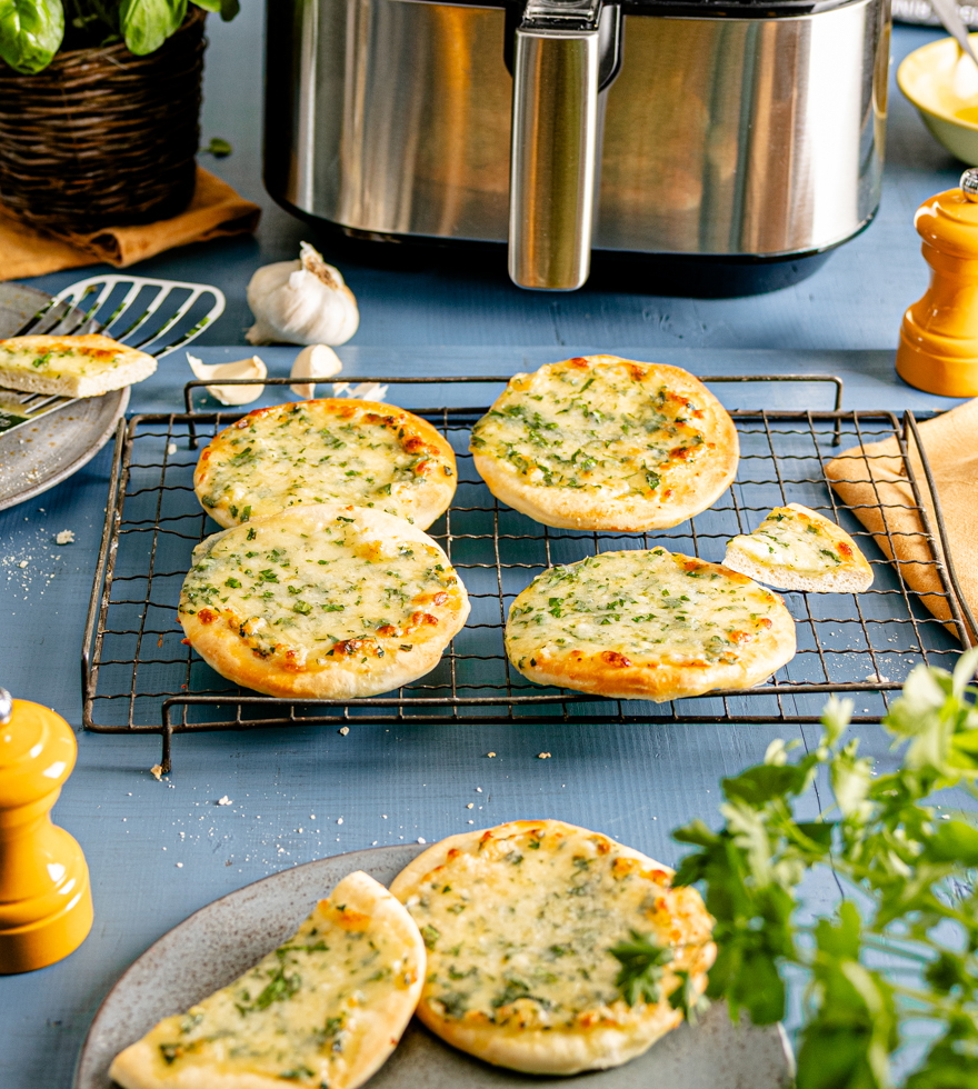 Cheesy Garlic Snack-Pizzen