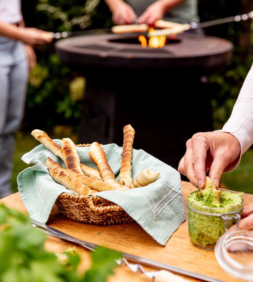 Schnelles Stockbrot aus Pizzateig