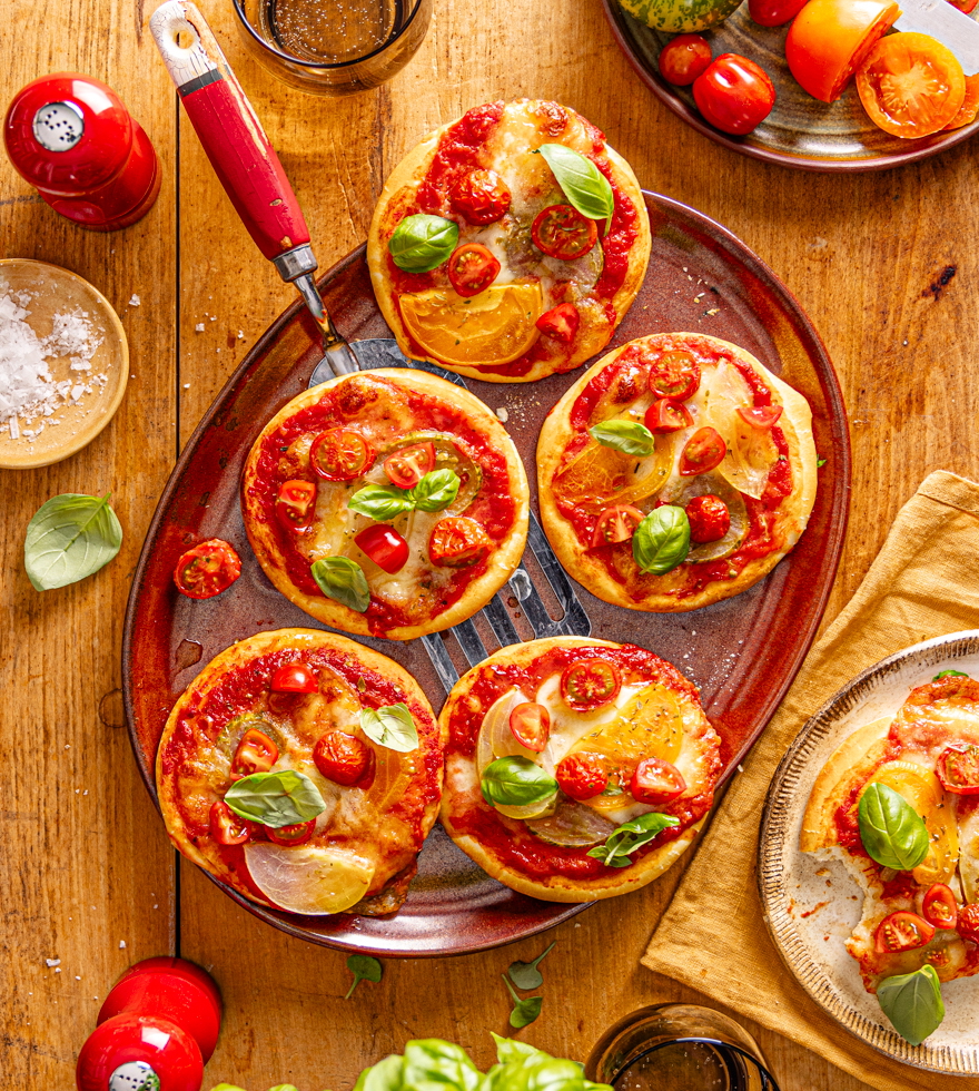 Snack-Pizzen mit bunten Tomaten und Büffel-Mozzarella