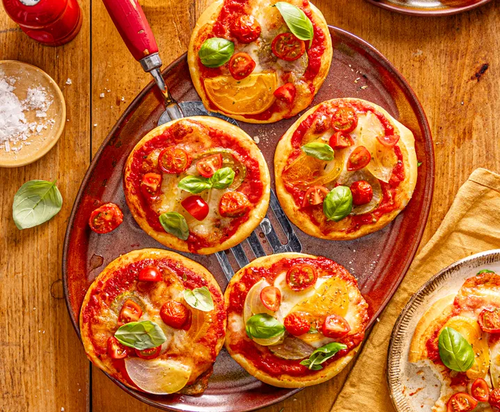 Snack-Pizzen mit bunten Tomaten und Büffel-Mozzarella