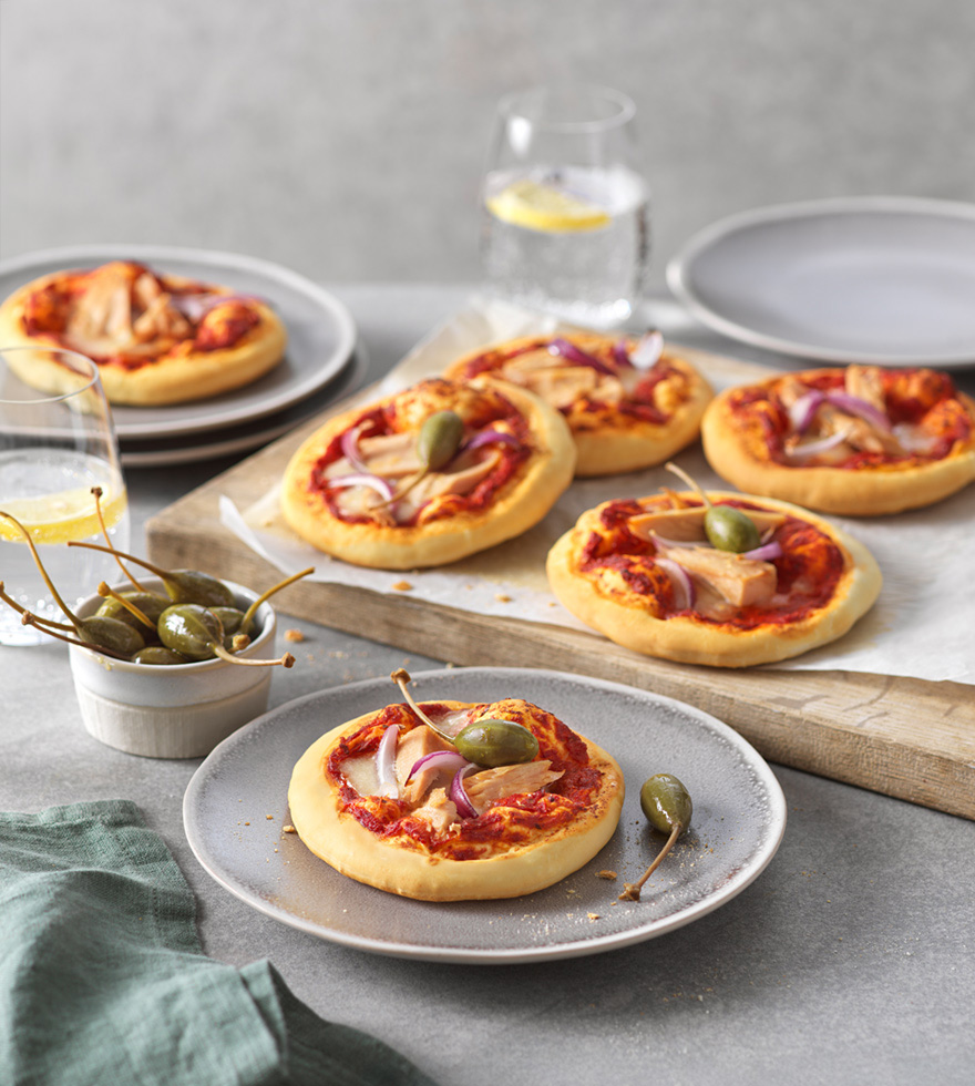 Snack-Pizzen mit Thunfisch und Zwiebeln