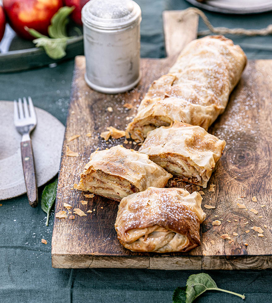 Altwiener Apfelstrudel aus gezogenem Strudelteig - Tante Fanny