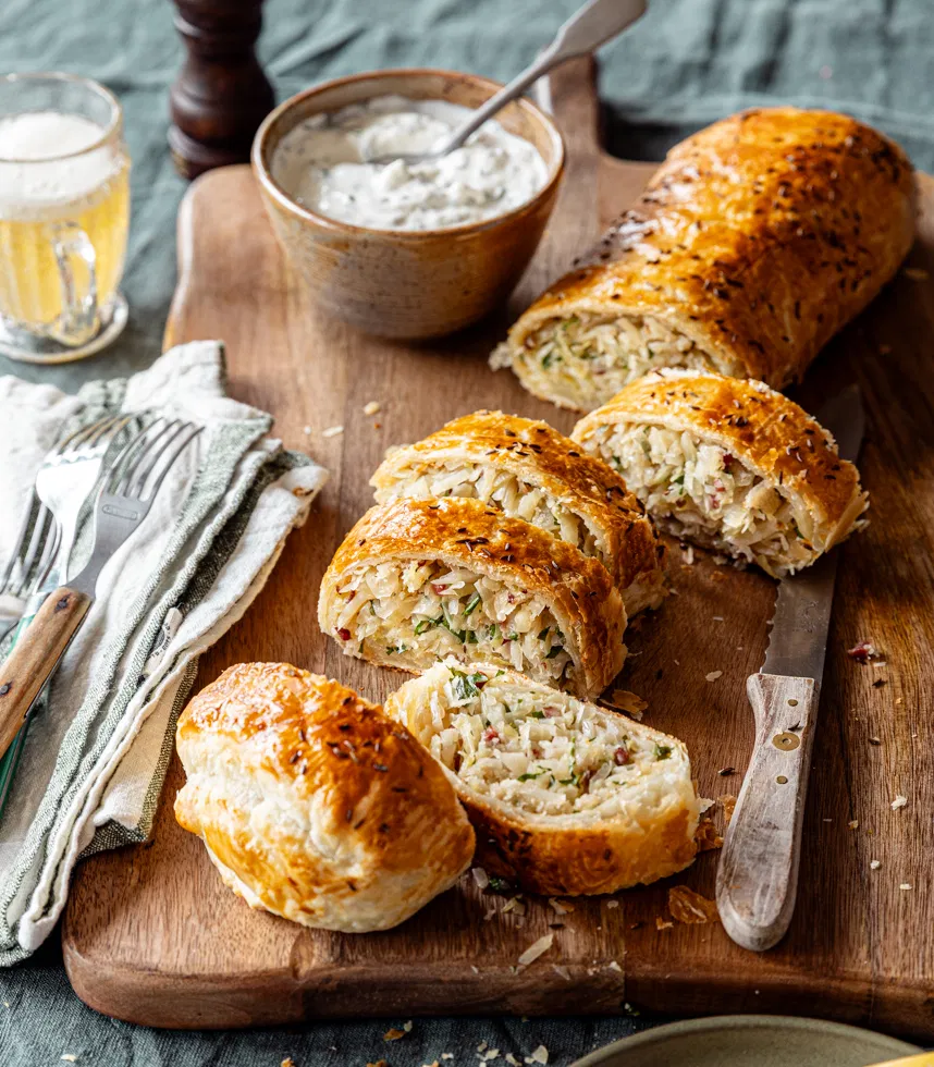 Blätterteig-Krautstrudel mit Speck