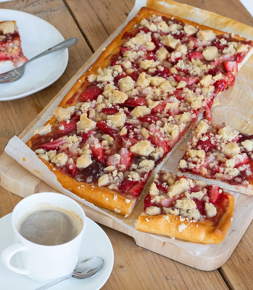 Erdbeer-Blechkuchen mit Streusel - Hefeteig Blechkuchen Rezept