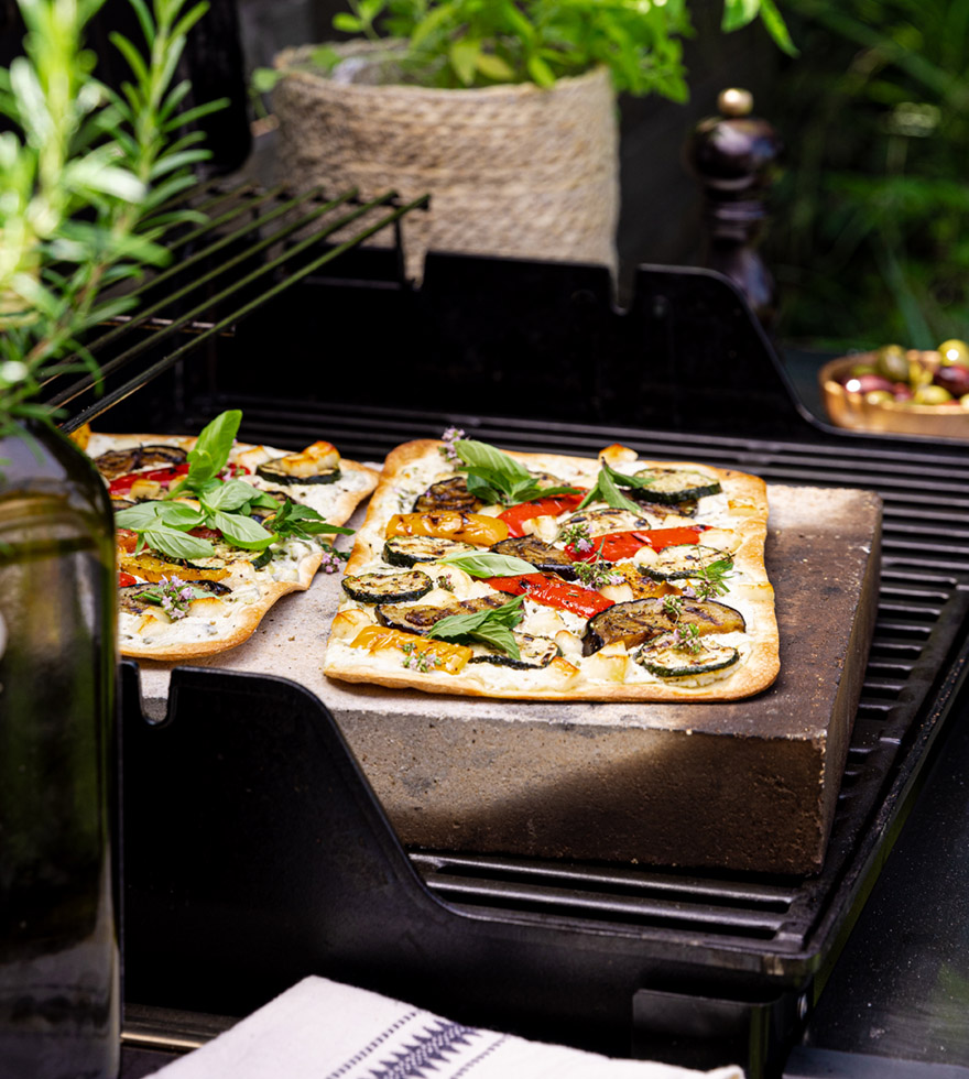 Flammkuchen am Grill mit Tsatsiki und Grillgemüse