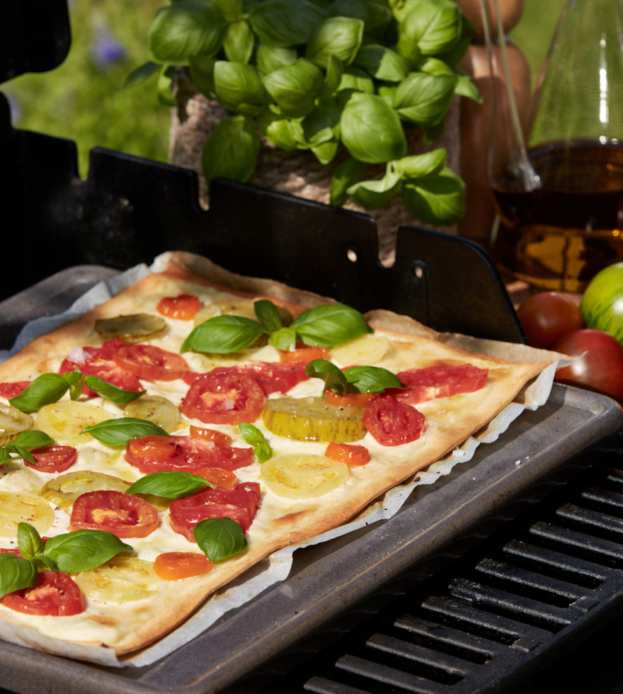 Flammkuchen mit bunten Tomaten vom Grill