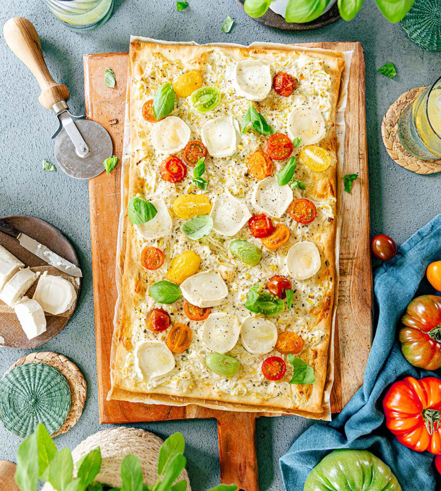 Flammkuchen-mit-Tomaten-und-Ziegenkäse