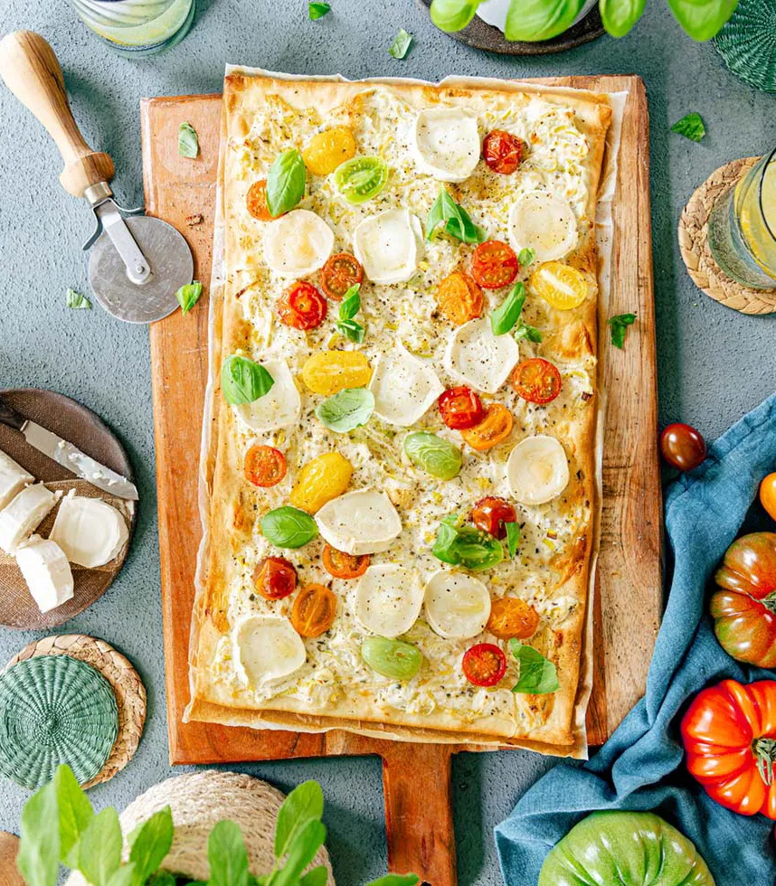 Flammkuchen-mit-Tomaten-und-Ziegenkäse