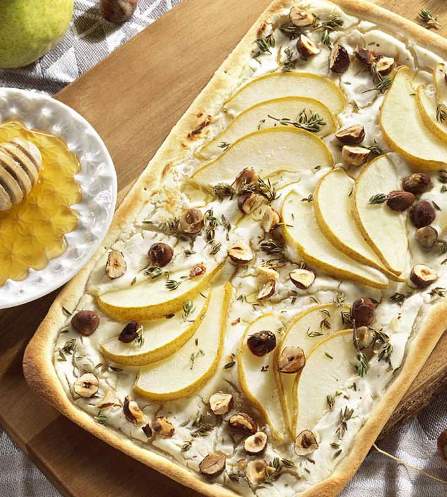 Flammkuchen mit Ziegenfrischkäse und Birnen