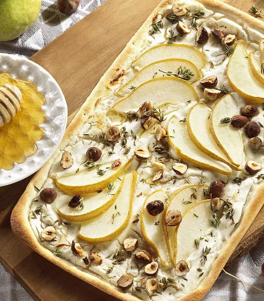 Flammkuchen mit Ziegenfrischkäse und Birnen