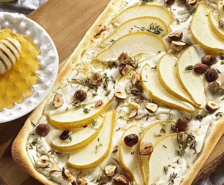 Flammkuchen mit Ziegenfrischkäse und Birnen