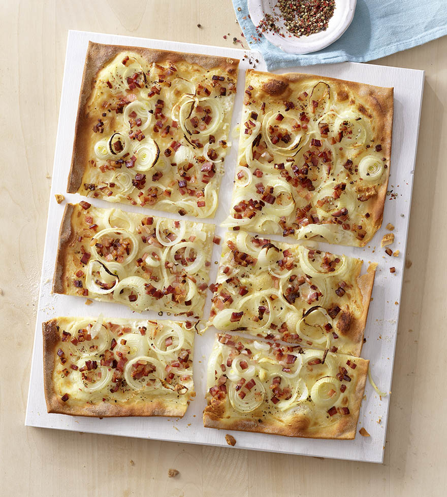 Flammkuchen mit Zwiebel und Speck