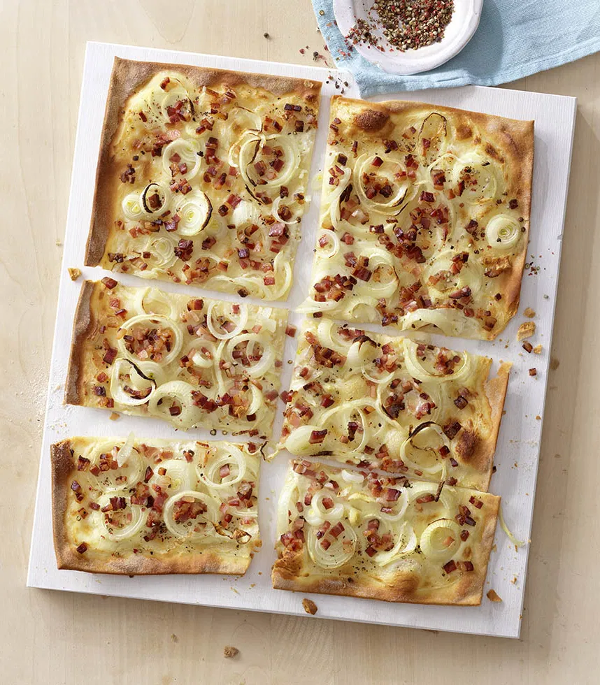 Flammkuchen mit Zwiebel und Speck