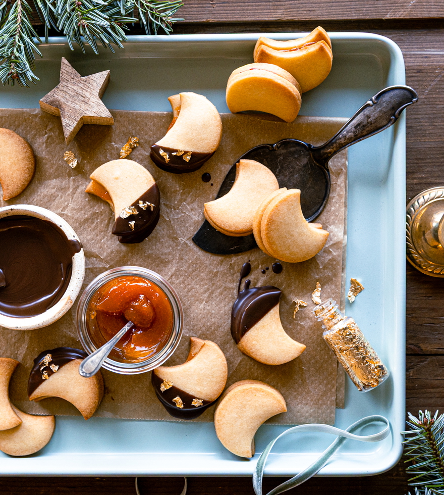 Gefüllte Monde mit Marillenmarmelade, Schokoglasur und Goldflitter