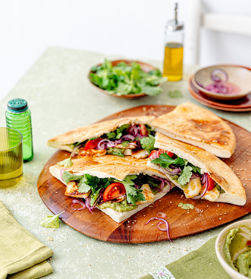 Gefülltes Ofenbrot mit Guacamole, Tomaten und Halloumi