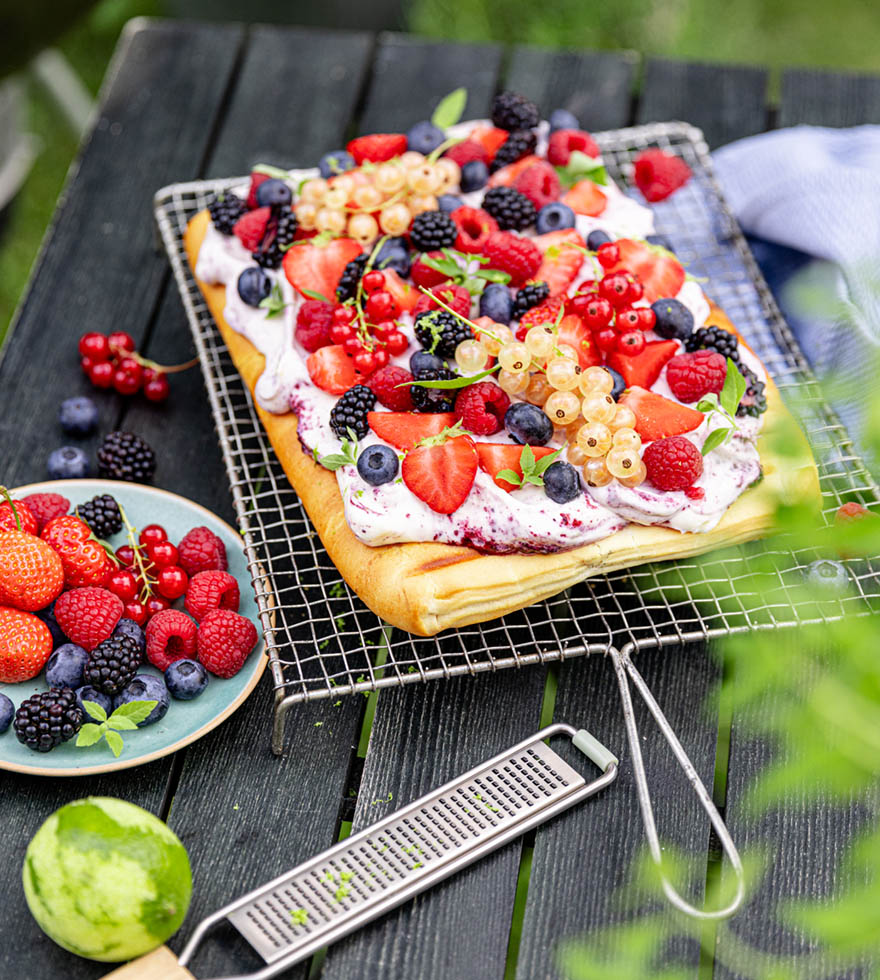 Süßer Grillteig mit Frischkäsecreme und Beeren