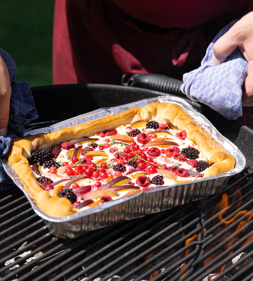 Hefekuchen mit sommerlichem Obst