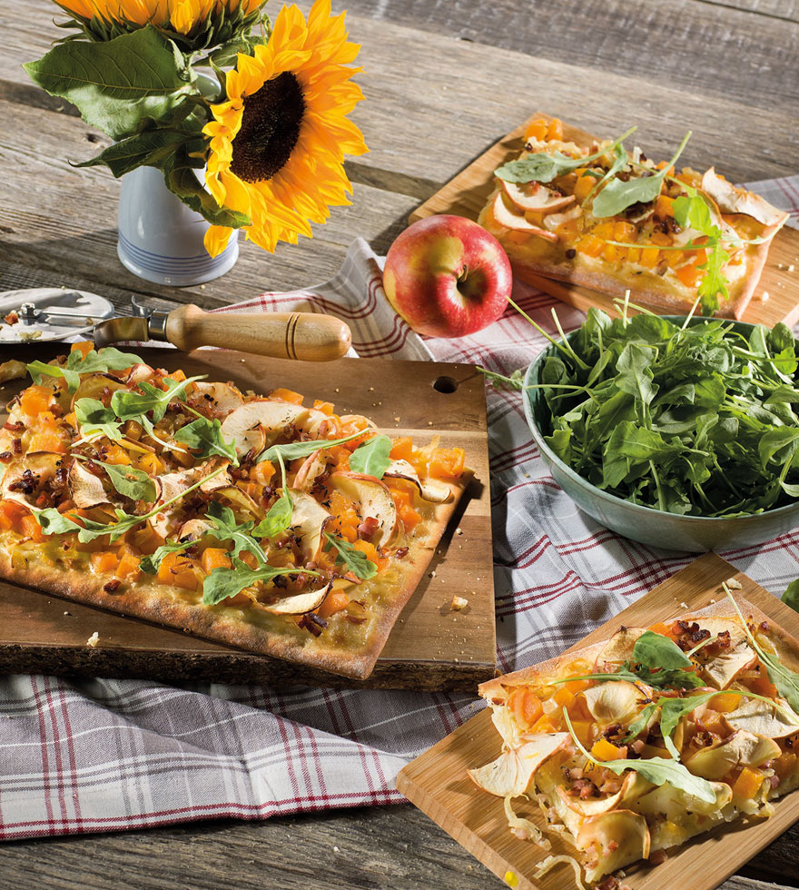 Herbstliche Kürbispizza mit Apfel und Speck