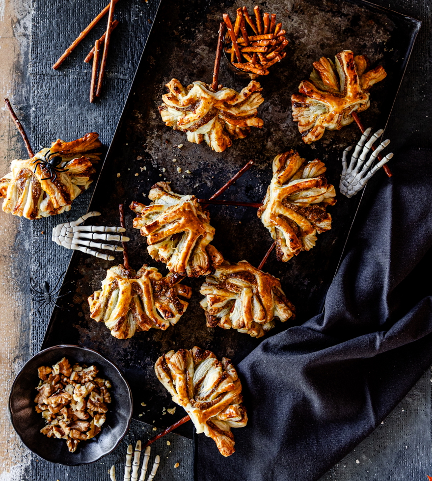 Hexenbesen aus Blätterteig: Rezept für Halloween