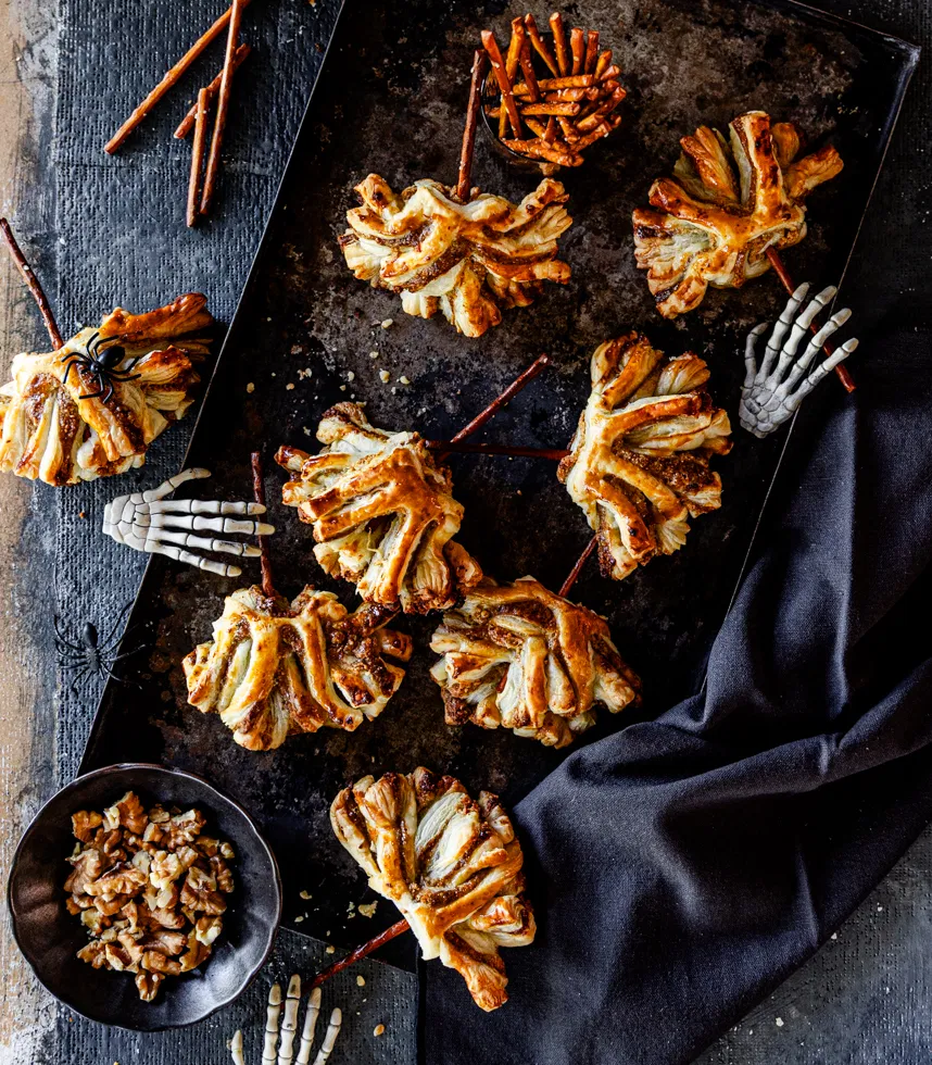 Hexenbesen aus Blätterteig: Rezept für Halloween