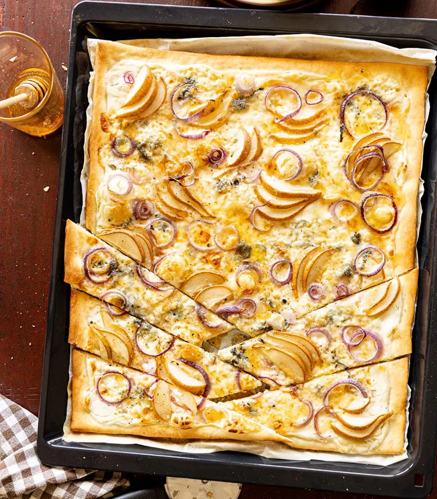 Pizza mit Gorgonzola und Birne