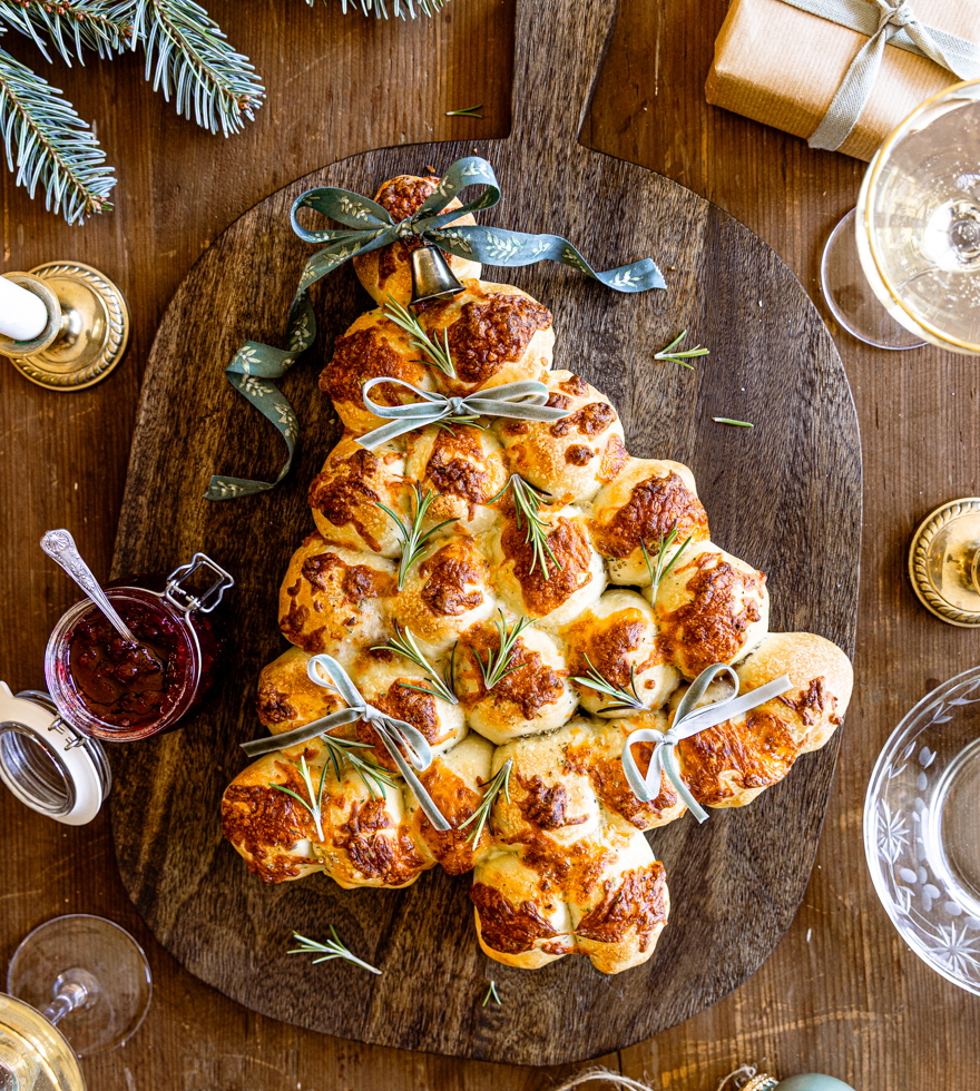 Pizza Tannenbaum aus gefüllten Pizzabällchen mit Camembert und Rosmarin