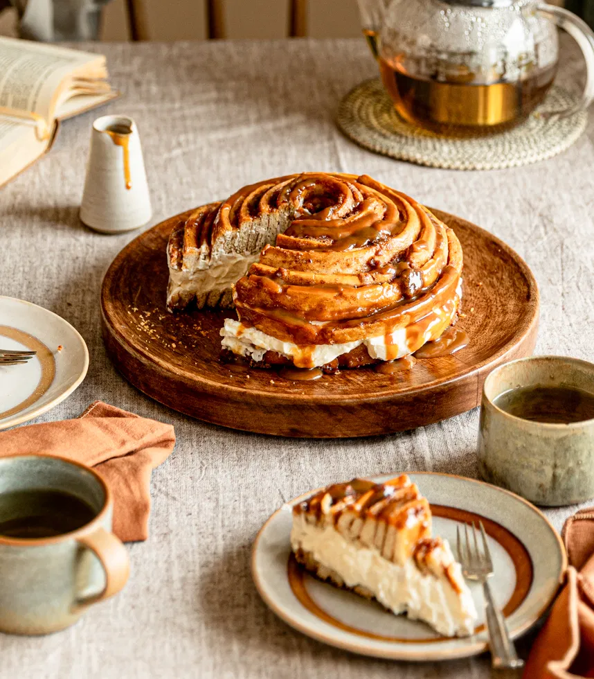 Riesen-Cheesecake-Zimtschnecke mit Karamellsauce