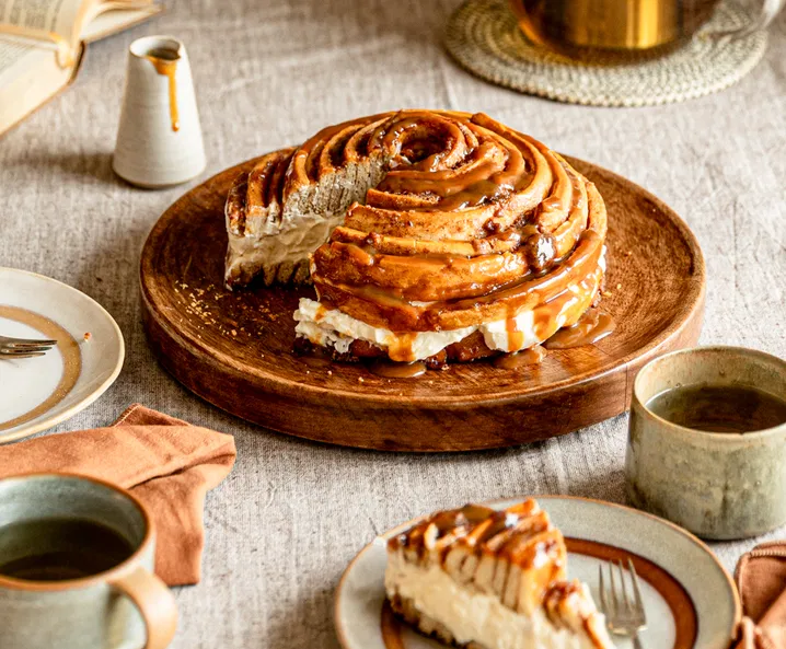 Riesen-Cheesecake-Zimtschnecke mit Karamellsauce