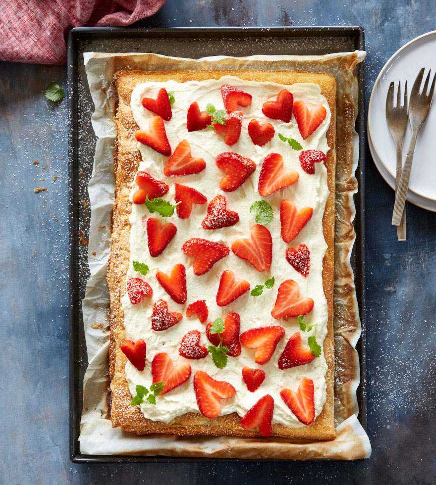 Süße-Blätterteigpizza mit Vanillecreme und Erdbeeren