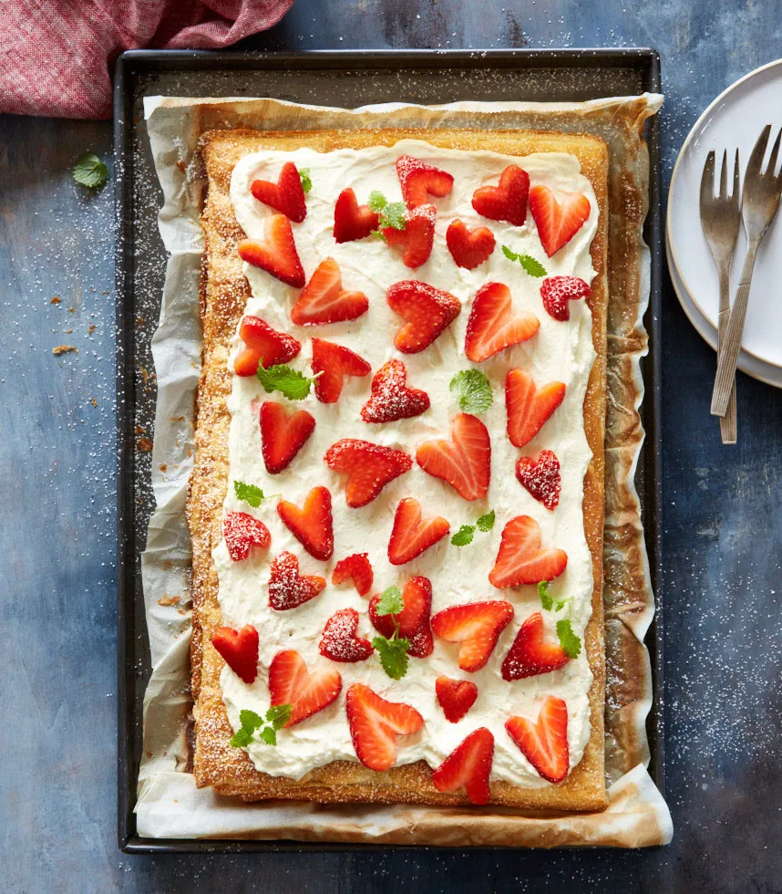 Süße-Blätterteigpizza mit Vanillecreme und Erdbeeren