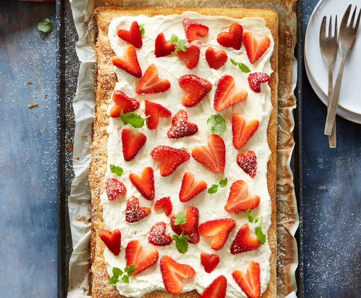 Süße-Blätterteigpizza mit Vanillecreme und Erdbeeren