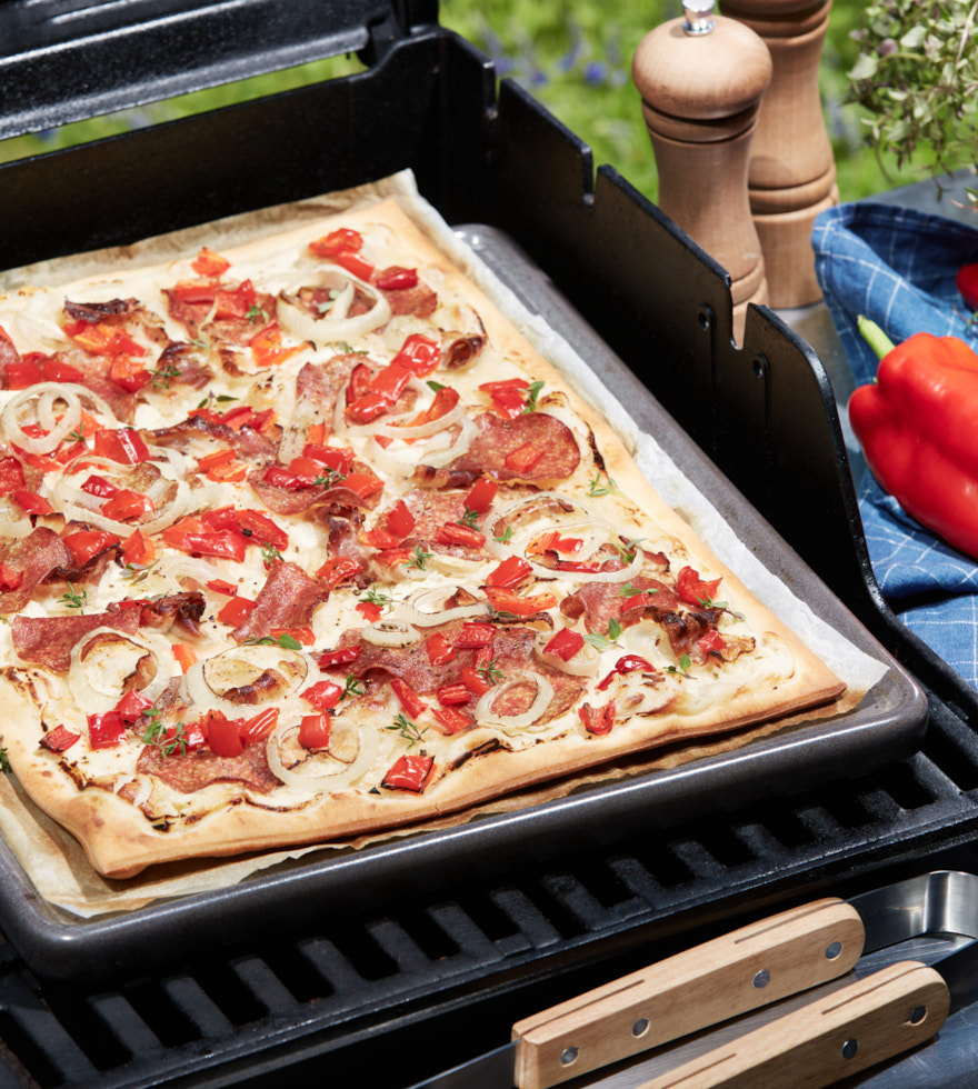 Ungarische Salami-Paprika Pizza vom Grill
