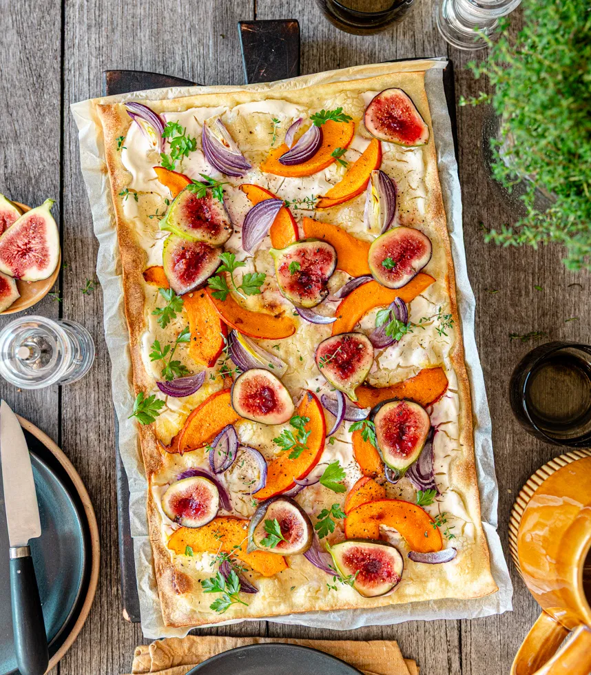 Veganer Flammkuchen mit Kürbis und Feigen